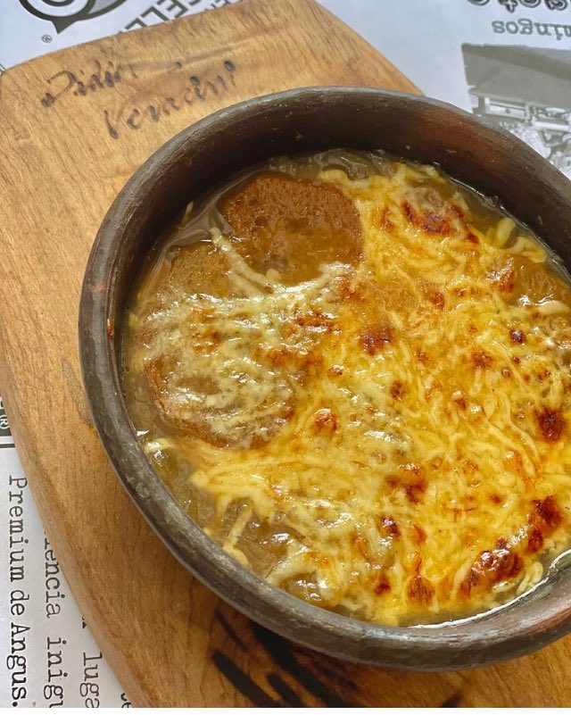 PBistrot's tweet photo. Dias fríos ? Días  especiales para una Sopa de cebolla en ⁦@PBistrot⁩ !! RT! https://t.co/Qteq1Ok7jB