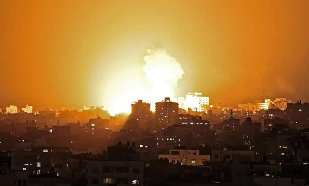 Abu_Qusaay's tweet photo. Pray and pray for Gaza ... Gaza is now dying hundreds of air strikes on the Gaza Strip

#GazzaUnderAttack https://t.co/J10p0LS6Iq