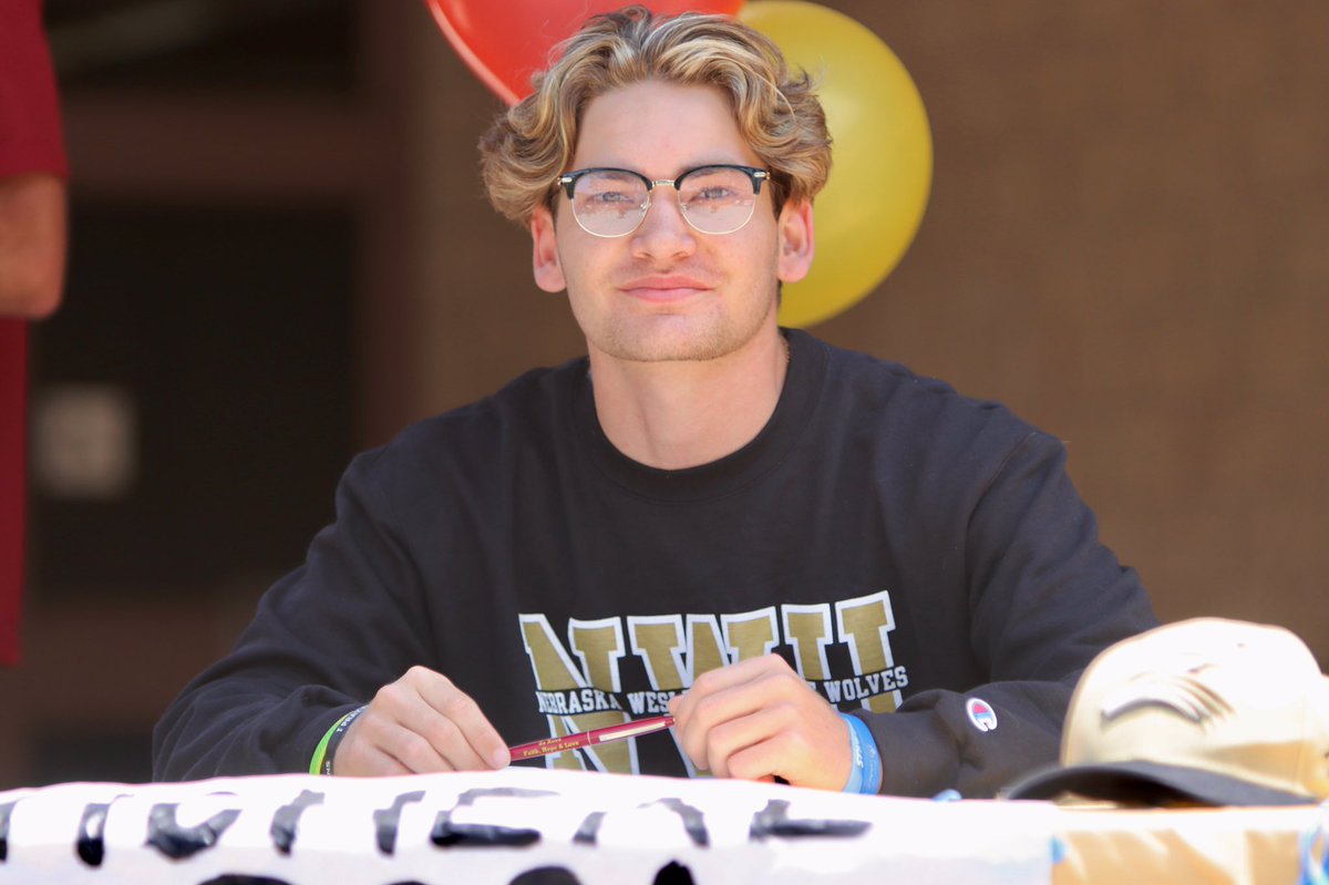 OceanViewHS's tweet photo. We were honored and proud to celebrate our senior athletes on Signing Day!

Michael da Rosa - Nebraska Wesleyan, football
Hunter Arce - Wooster, football
Katelyn Taylor -Oliver Nazarene, volleyball
Desyree Arizmendi - La Verne, softball https://t.co/76HVQLIg1k