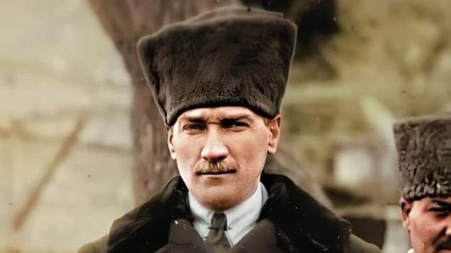 'Einstein'ın da dediği gibi birazcık zeki olan herkes işleri daha büyük, daha karmaşık ve daha zorlu hâle getirebilir. Ama bir şeyi aksi yöne çevirebilmek için bir dahinin dokunuşu ve büyük bir cesaret gereklidir
#atam