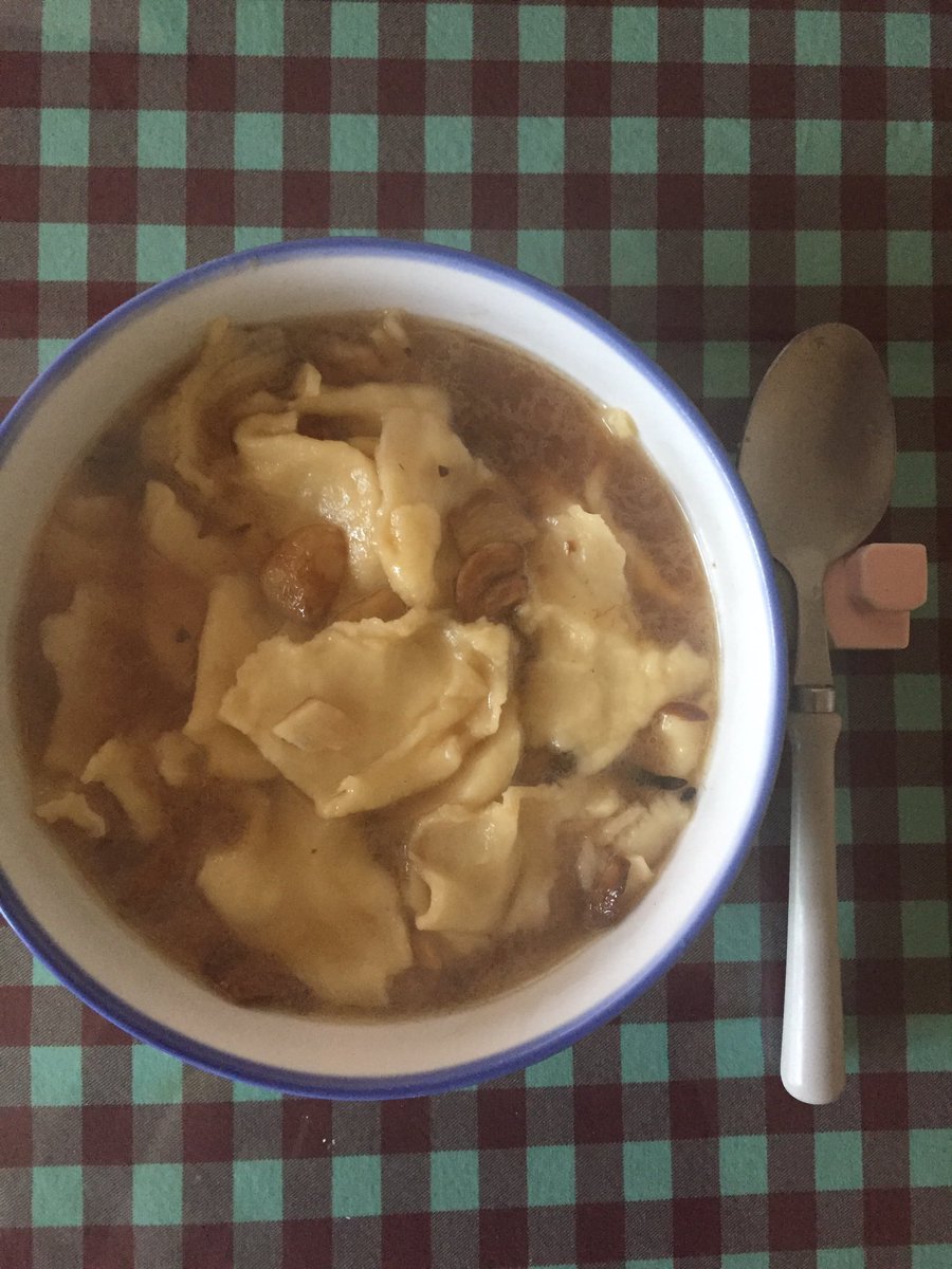 샘표맛계정에서 닭 없는 마늘닭수제비 레시피 보고 따라했는데 닭 없는 삼계탕 국물맛 난다. 마늘 열 조각을 썰어서 노릇노릇해질 때까지 기름에 볶다가 연두 2스푼+물 500붓고 끓인 국물에 수제비 넣기. 마늘을 기름에 볶았을뿐인데 진한 삼계탕맛 나서 신기하다 #나의비거니즘일기
