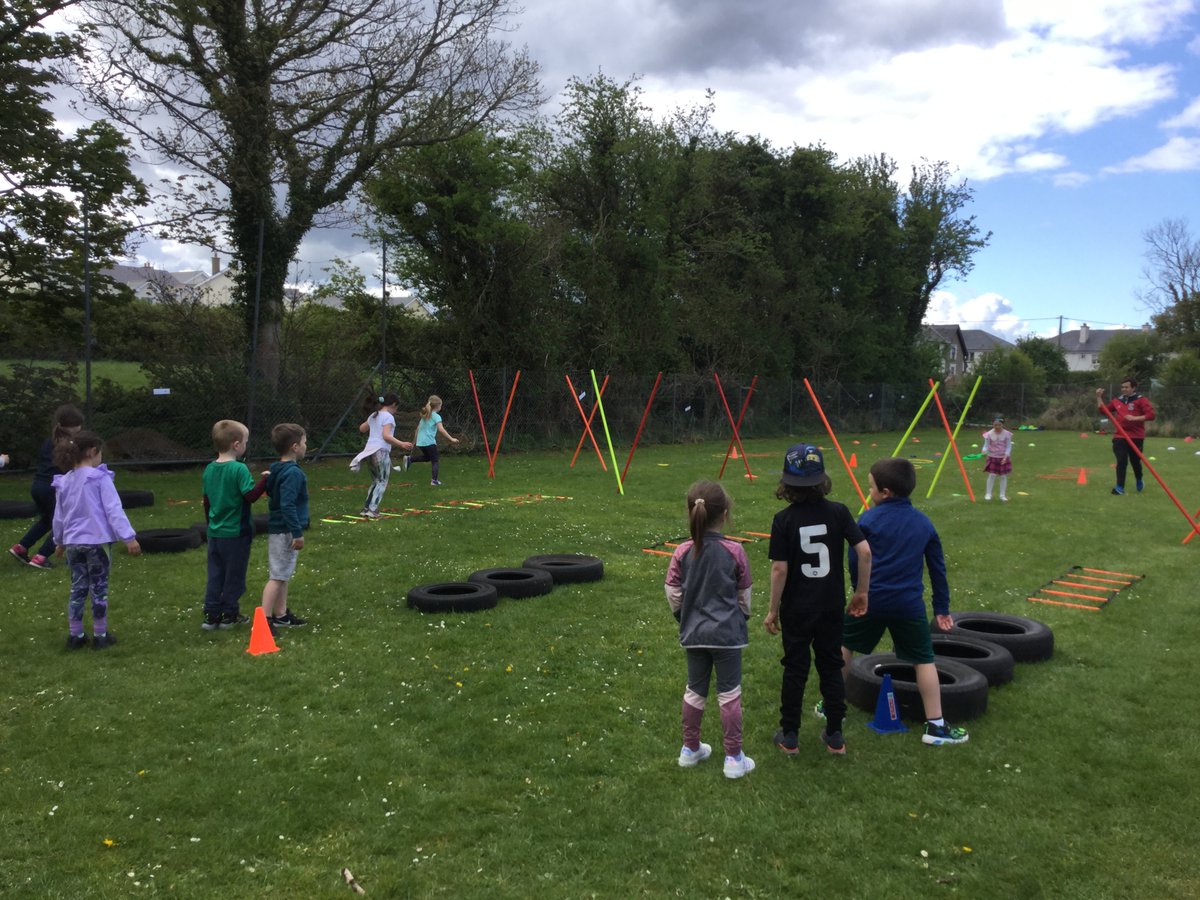 cliffoneyns's tweet photo. Day 5 Active School Week - Fun Day
obstacle courses , races and playground games😀 https://t.co/CmRyIRV1xl