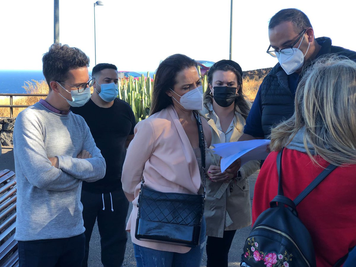Elena_mateo's tweet photo. Caminar mucho. Preguntar. Proponer y aportar. Siempre en los barrios con los vecinos y siempre por Santa Cruz con @PatriciaHdezGut . Esta vez en Acorán con @vecinosacoran que reivindican más dotaciones allí. Trabajamos y trabajaremos porque así sea.🌹 @Jnathan_Alonso @danitfe https://t.co/ybi6N8CBJ8