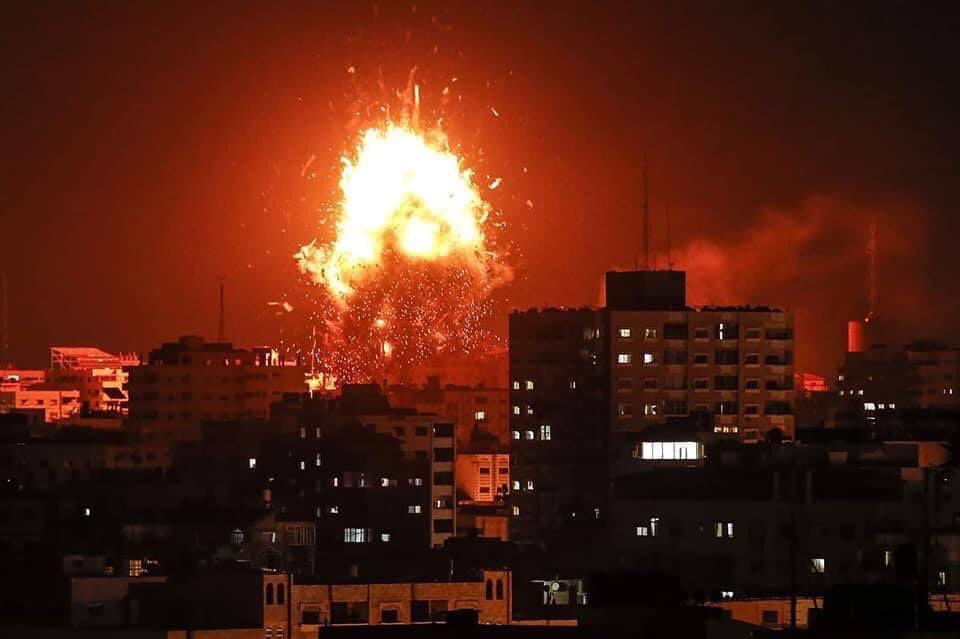 AlsadeqLoay's tweet photo. Israel is attacking every single house in northern Gazza at these moments. The world which lets this happen has zero right to condemn Hamas when they respond. Palestinians are suffering but they won’t suffer alone. #GazzaUnderAttack
#GazzaUnderAttack https://t.co/1S4scrRuQ5
