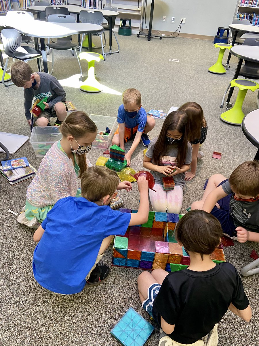 MsPiatchekFSE's tweet photo. Things that make us happy: the lego wall being open again &amp; math outside. #OneFlagstone #ThinkAboutItThursday https://t.co/ToUPtbEG4q