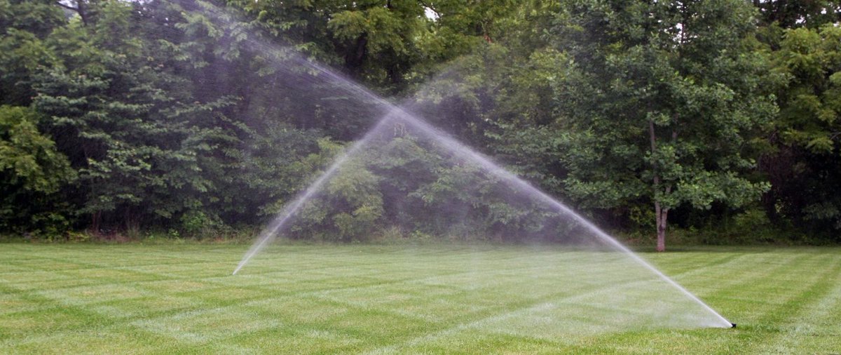 DSMH2O's tweet photo. Thinking of watering your lawn? #ThinkDownstreamThursday reminds you to Use Water Wisely. It’s the Right Thing to Do.
Follow an irrigation schedule to reduce peak load on water utilities during warm-weather months. Get all the tips at our website: https://t.co/8YIBGCMWh5 https://t.co/NUKqnx0FsM