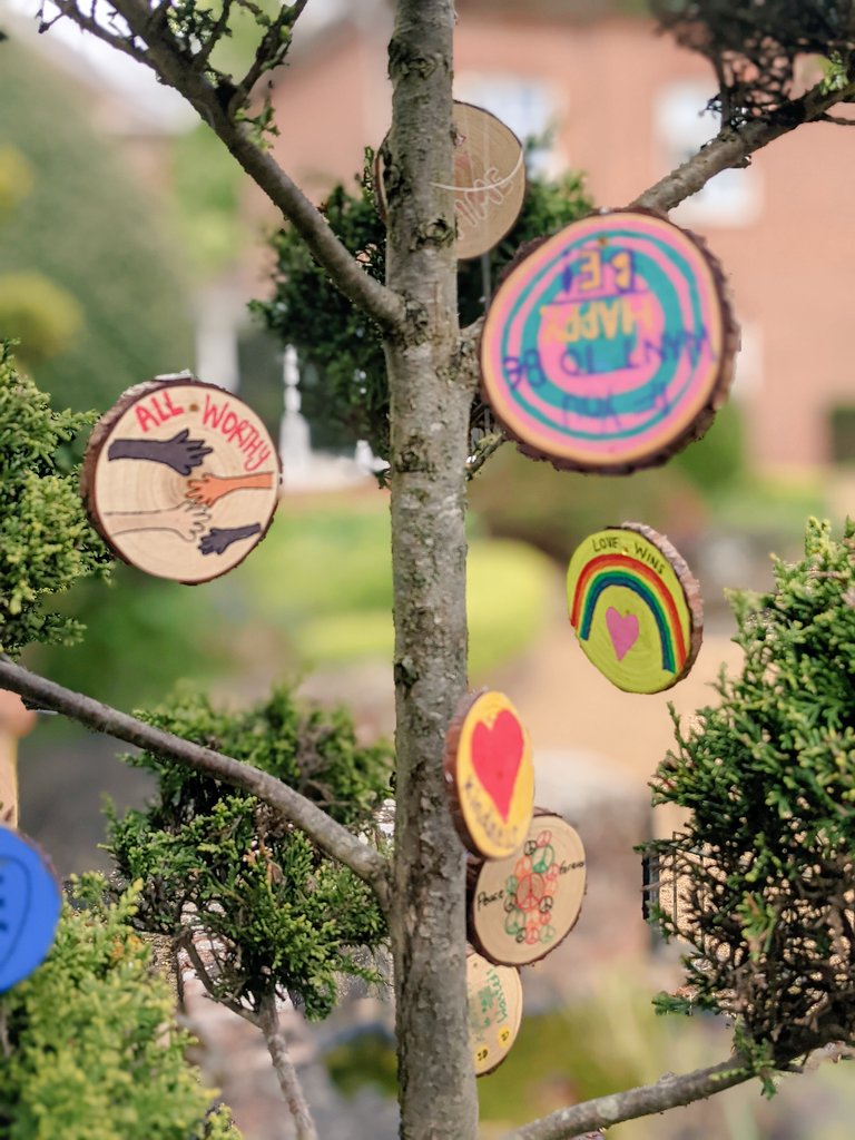 OratoryPSHE's tweet photo. Our #Positivitree designed in #PSHE lessons to boost the mental well-being of those who stop to read 🌿
 #ConnectWithNature this #MentalHealthAwarenessWeek

#MentalHealthMatters
@mentalhealth https://t.co/C4rzh4XBWF