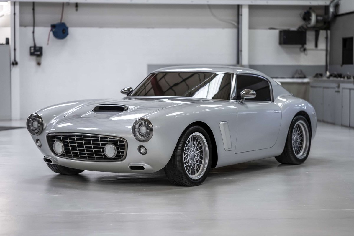 AUTOMOTIVPRESS's tweet photo. La #Ferrari 250 GT SWB a également donné des idées à @RMLGroup qui en propose une version moderne, sur la base d'une 550 Maranello avec son V12 5.5L de 485 ch/570 Nm et sa BVM6. Carrosserie rétro en carbone, masse 1,5T, 30 ex. seront produits. C'est du #Backdating. https://t.co/L41o0tsfHQ