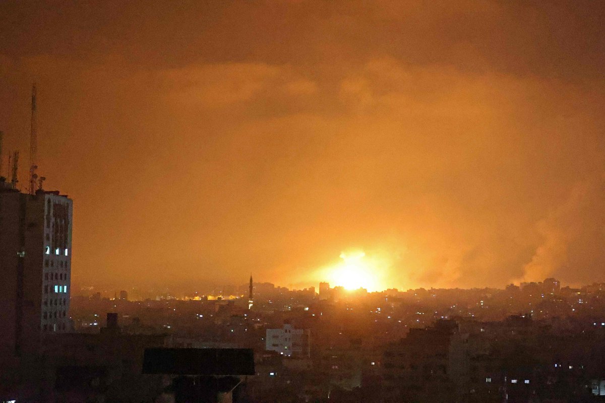 JatIkhwan's tweet photo. Gaza has been heavily bombarded from all directions by Zionist. Netanyahu in his statement just now told Hamas should take responsibility for the operation being conducted now. 

These images are not the sunrise but a huge explosion in Gaza city. #GazaUnderAttack #FreePalestine https://t.co/OPyOSkDIlX