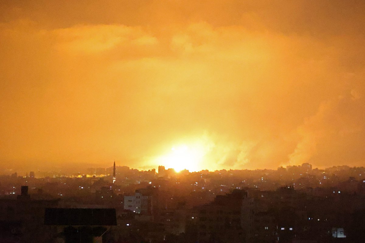 JatIkhwan's tweet photo. Gaza has been heavily bombarded from all directions by Zionist. Netanyahu in his statement just now told Hamas should take responsibility for the operation being conducted now. 

These images are not the sunrise but a huge explosion in Gaza city. #GazaUnderAttack #FreePalestine https://t.co/OPyOSkDIlX