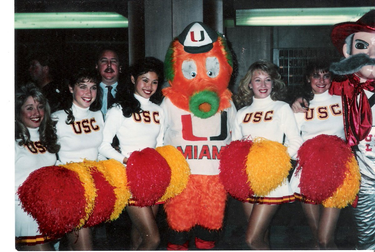 CoachHarveyHyde's tweet photo. Tonight at 6pm @KSHPVegas
@HendersonMB #TrojanUpdate 
@TerribleHerbst #TrojanTalk 
@CAHIRONMAN7 
@USC_FB @pac12
@CFB #FightOn 
@lacoliseum
#huddleupandbuckleup https://t.co/zo8tdqdTw3