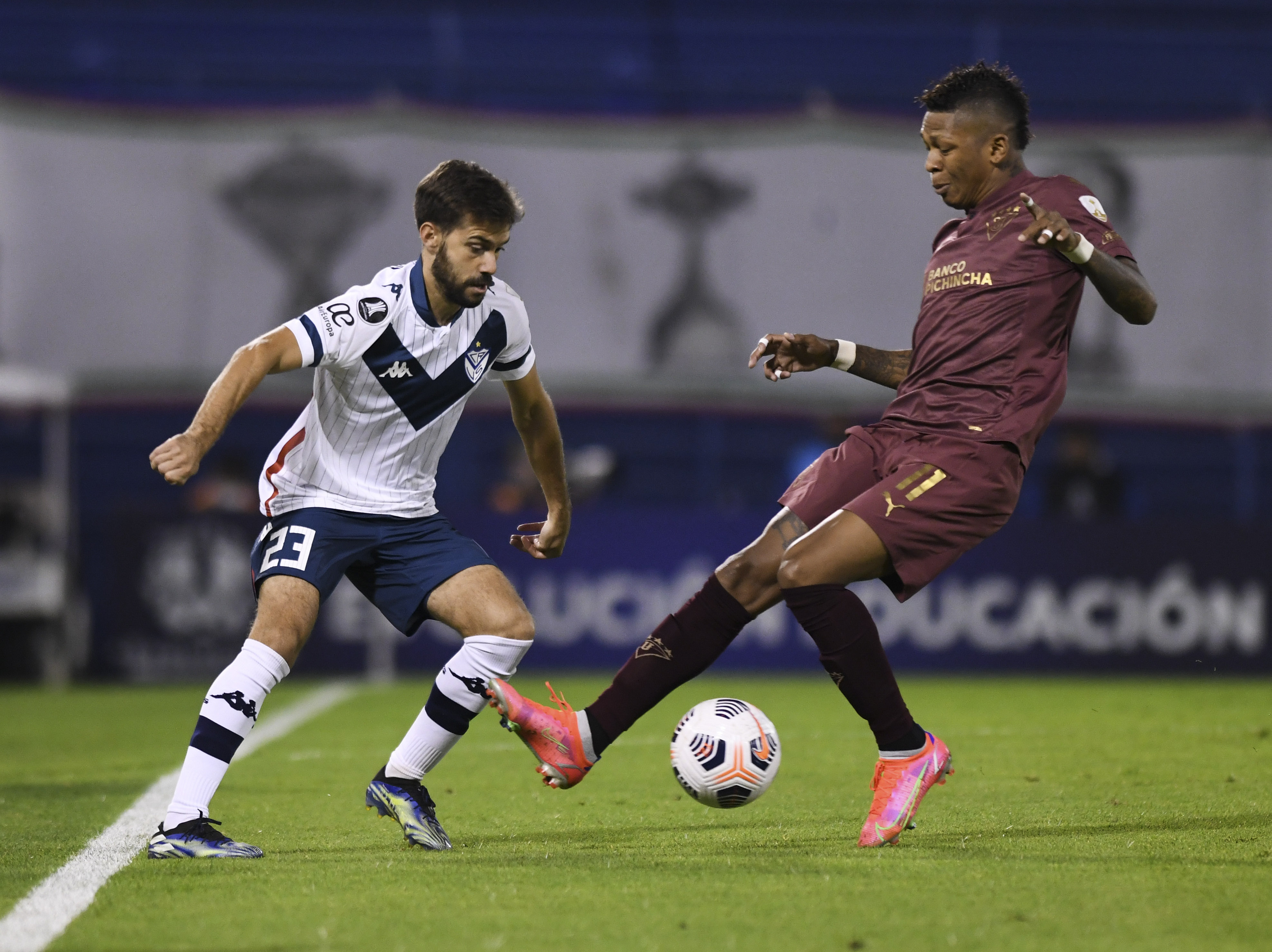 Vélez debió trabajar mucho para vencer a Liga de Quito por 3 a 1