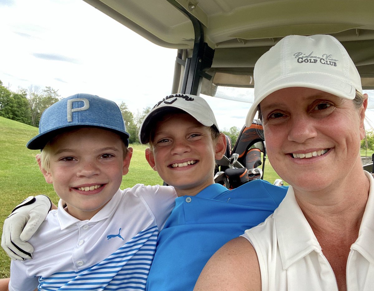 iamalisonevans's tweet image. Yep. Here’s me and my drinking buddies.