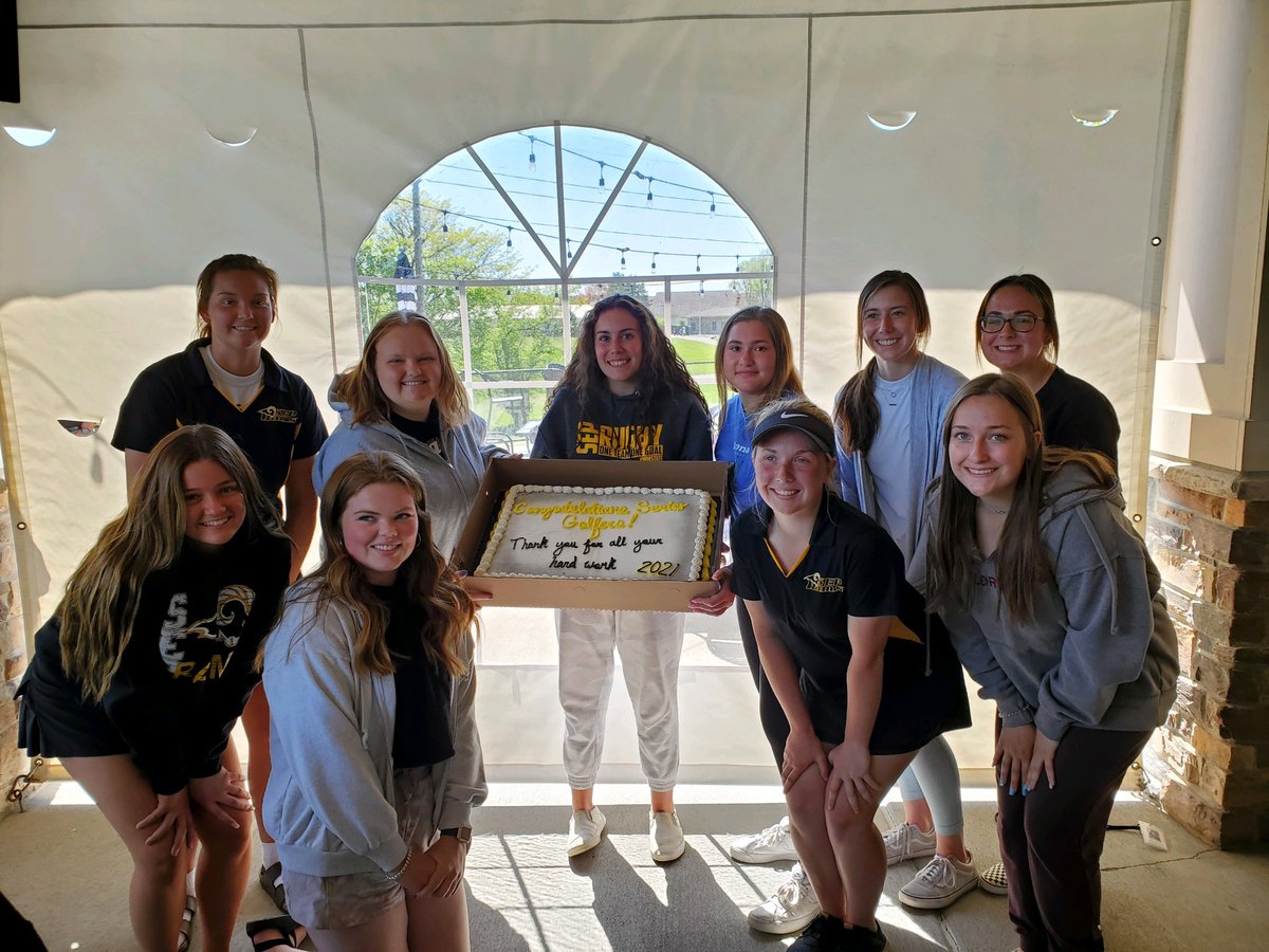 SEP_Golf's tweet photo. THANK YOU Seniors!  Wishing you all the best in your future endeavors!  #seppride https://t.co/pjdhVCR4Zy