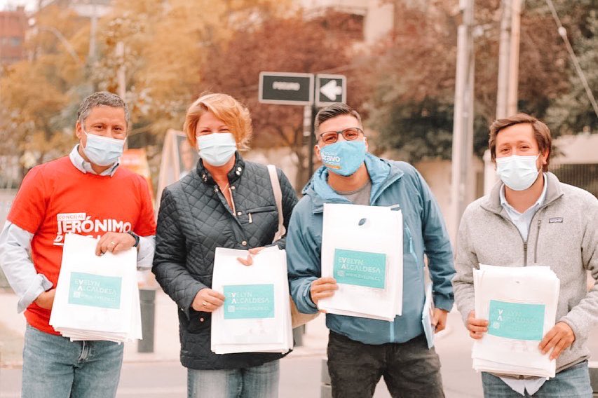 evelynmatthei's tweet photo. No puedo estar más feliz del gran equipo que tengo. Hoy cerramos una campaña por la reelección de @Muni_provi con mucha alegría. Estoy profundamente agradecida de cada uno de uds que me acompañó, y que están tan convencidos como yo, de que es necesario que #SigamosAvanzando. https://t.co/tYBbkb4zIE