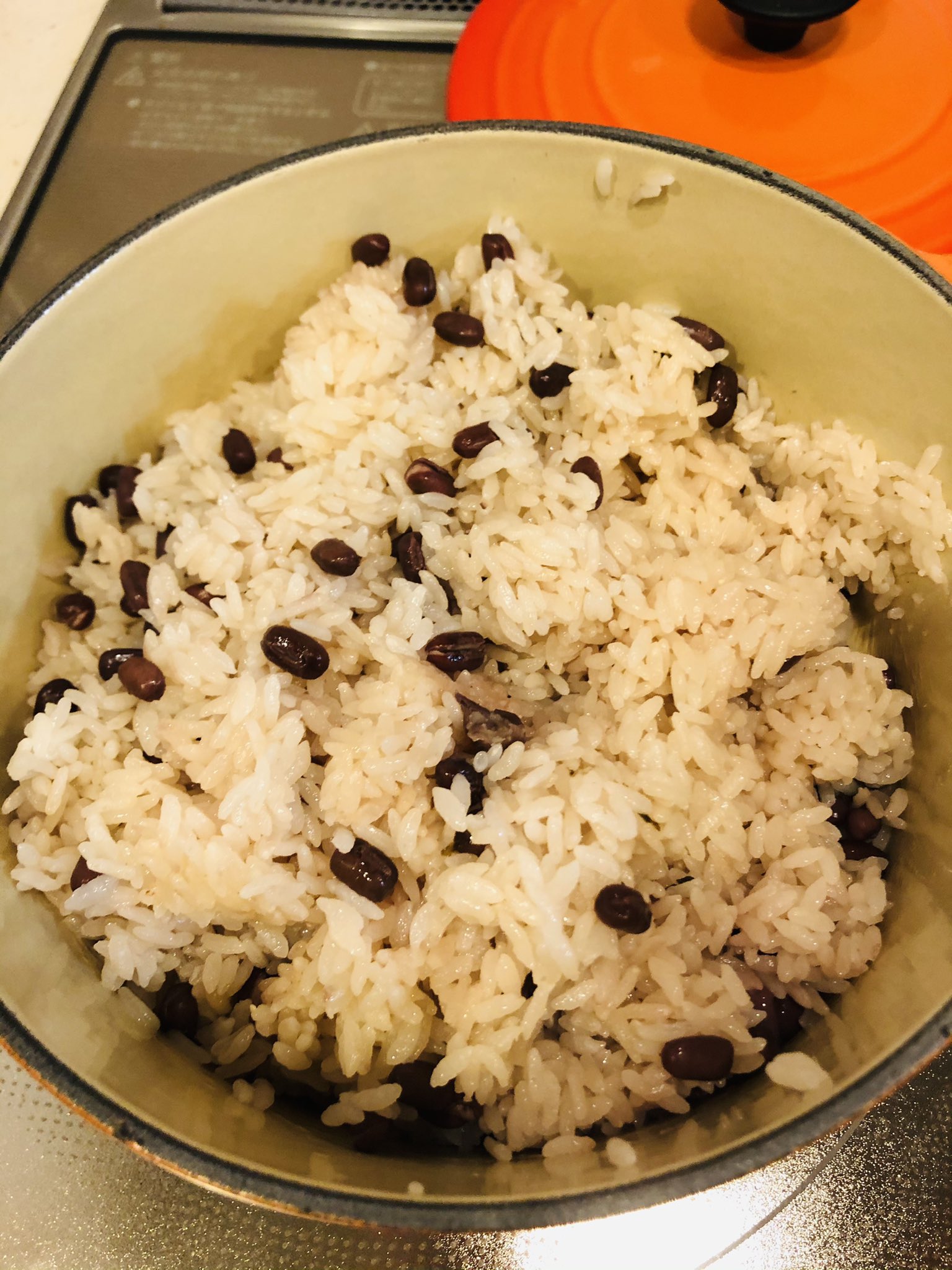 Abq ランさんのグリンピースごはん をアレンジして小豆ごはん を作りました 土鍋じゃなくてル クルーゼだけど サイトのレシピできれいに美味しくできたよー Ibdデーレシピ T Co Zdvaw7oby8 T Co Zuaigkuscj Twitter