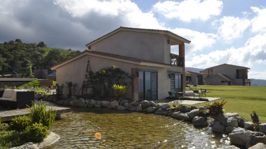 ARMONÍA.
¿No te ha pasado que vas a un lugar y luego, no quieres irte porque te sientes muy bien? 
Eso mismo le ocurre a todos los que visitan <a href="/altosdeveracruz/">Altos de Veracruz</a>.
¡Tantos espacios agradables, y armonía perfecta entre nubes y montañas, con ese privilegiado clima! 
¡Lo disfrutarás!