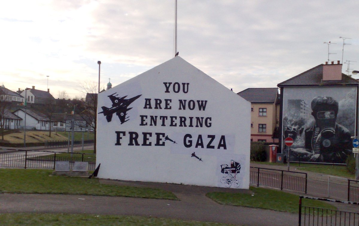 You know you are entering free derry. дерри. Free derry. Free derry corner. дерри.