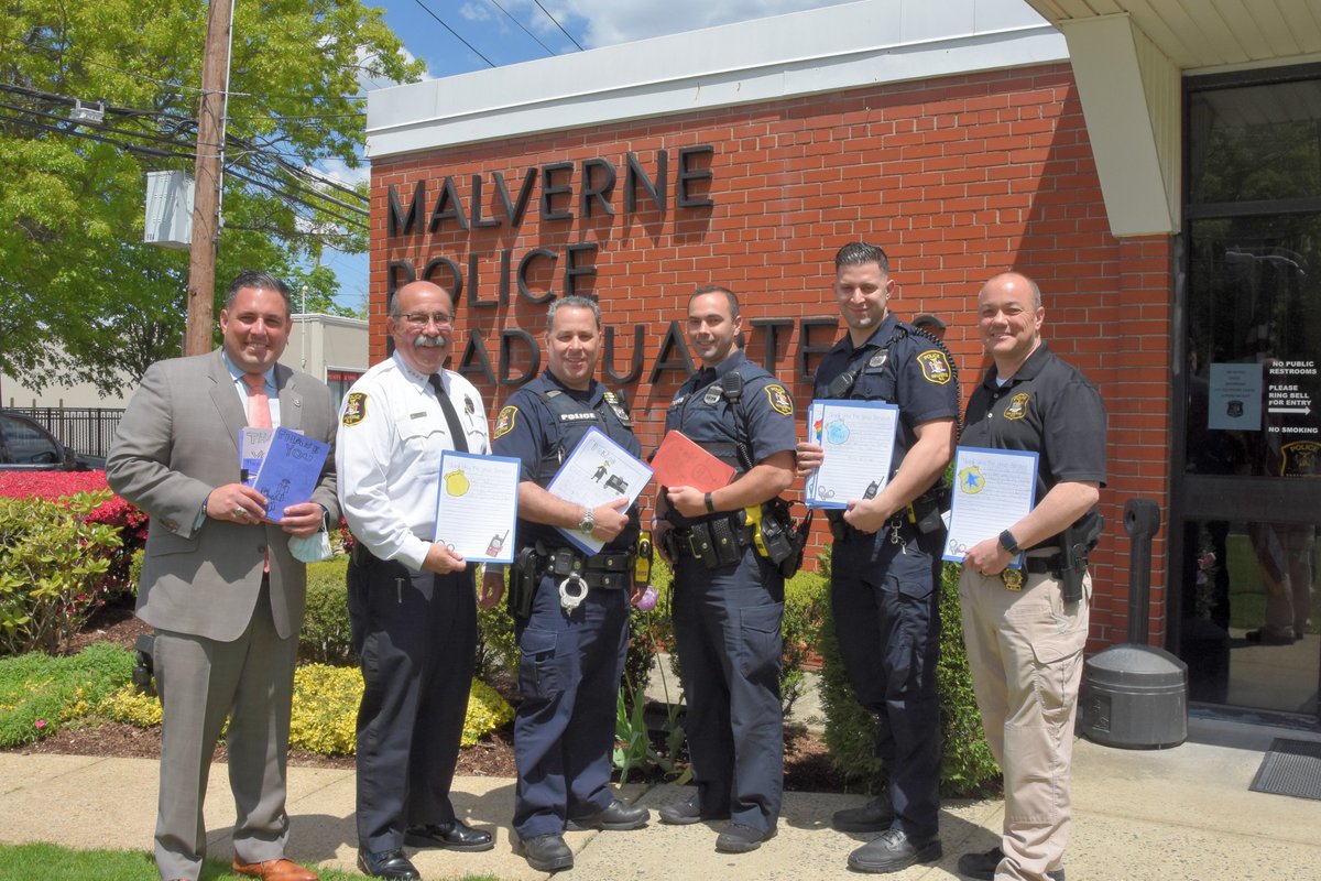 ANTHONYDESPO's tweet photo. In honor of #NationalPoliceWeek, kids created #CardsForCops, heartfelt messages of appreciation for brave men and women who stand the line.
Happy to deliver some of these awesome cards to my good friend, Chief John Aresta and @MalvernePD!
#StaySafe https://t.co/1DIRq8ctZA