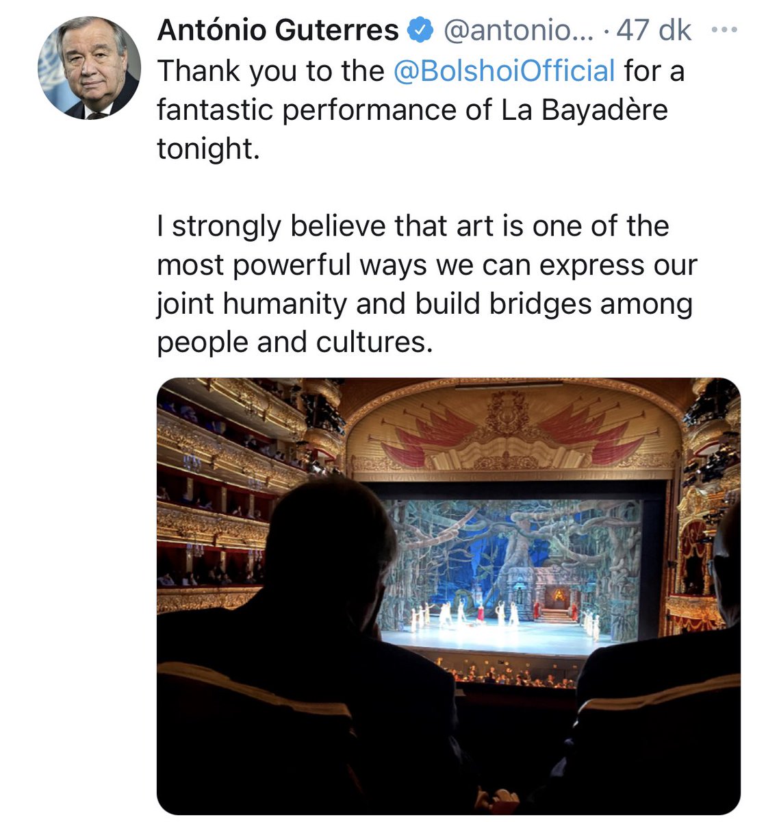 8 bin Boşnak’ı katledilmesi için Sırplara teslim eden BM, o gün insanlar parçalanırken kutlama yapıyordu.

Şimdi BM Genel Sekreteri 21. yüzyılın en acı katliamlarından biri yaşanırken sanata dair tweet atıyor. İşte geldiğimiz muhteşem çağ... 
 #GenocideinGaza
#gazze