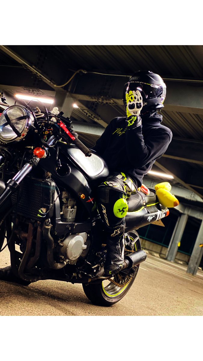 ohta_ryotaro's tweet photo. 名前 : りょうたろう
年齢 : 18
性別 : 男
住み : 京都
身長 : 175
車種 : ZZR400 ネイキッド仕様
好き : 音楽、映像編集、カメラ、デザイン
一言 : 仲良くして下さい🙏

 #バイク乗りと繋がりたい
#バイク好きと繋がりたい https://t.co/RHM15CIpAP