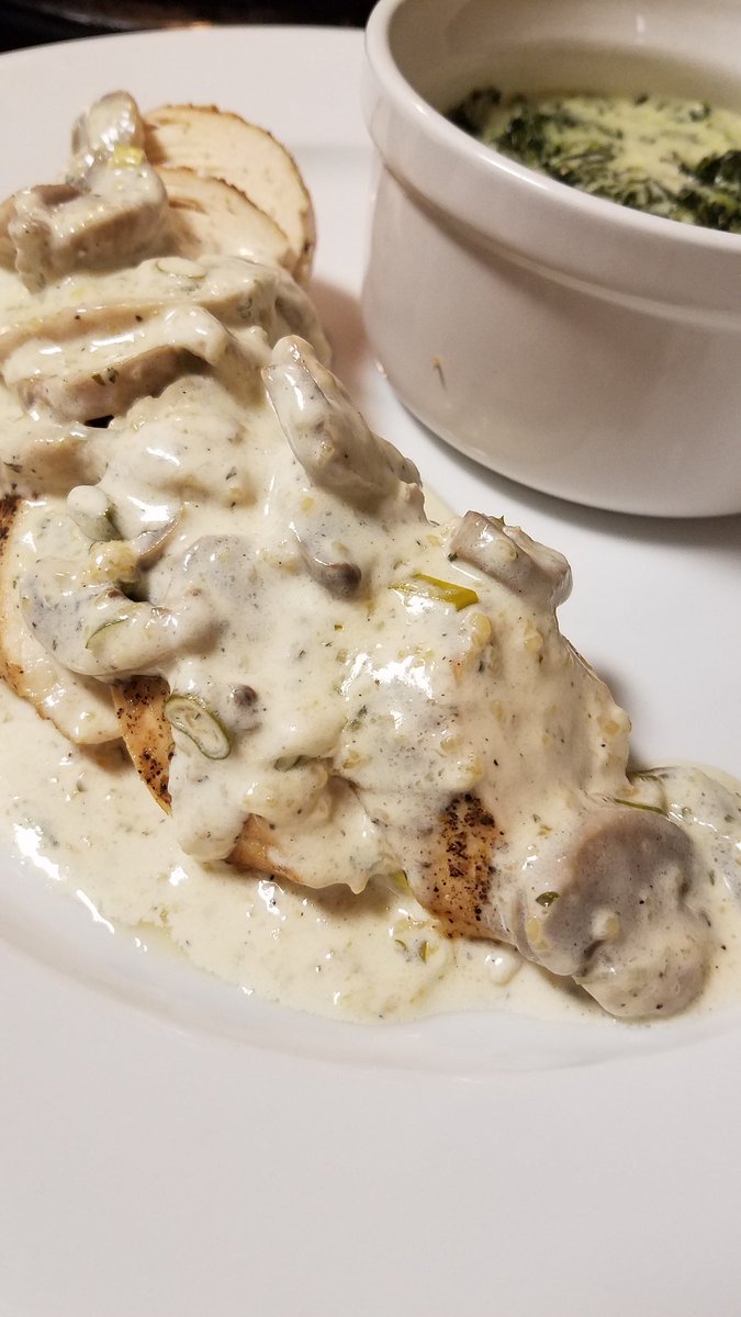 MissGabbyGuns's tweet photo. Creamed spinach and sliced chicken breast with made from scratch mushroom cream sauce 😁 #chefgabby #foodporn #privatechef #cookingdate #dinnerdate #delicioso #mangia #lowcarb #keto #ketodiet https://t.co/nea8wN6YP4