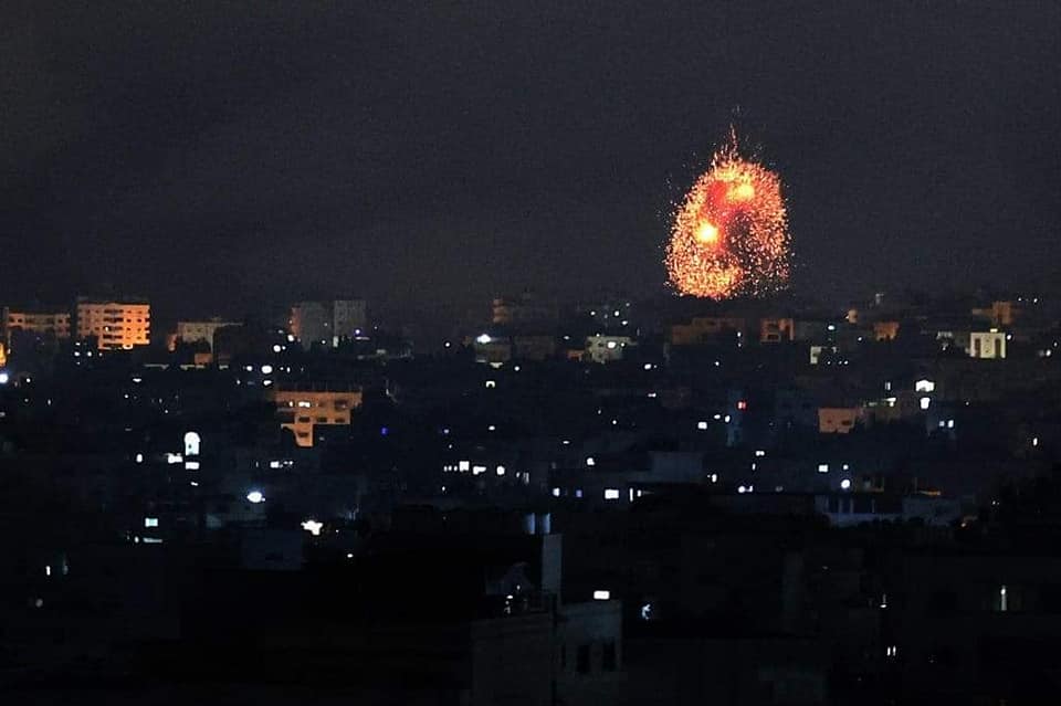 QudsNen's tweet photo. Scenes of the terror that #Gaza has been seeing tonight due to the Israeli terrorist attacks on civilian targets. #GazaUnderAttack https://t.co/iuVCIseicD