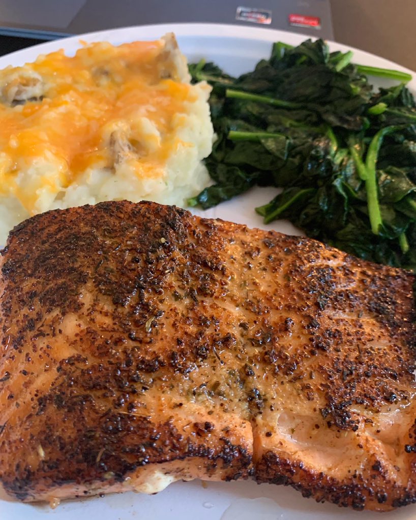 iamgaenisha's tweet photo. #garlicparmesan #Salmon #Homemade #mashedpotatoes #sauteedspinach #NaturalFood and ready for my #SpiritualFood #MyThursdayNight https://t.co/0QTtuP0xoR