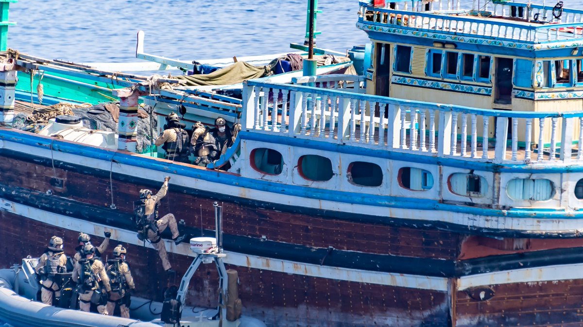 CanadianForces's tweet image. Leading the charge 🐎

@HMCSNCSMCalgary has done it again &amp;amp; seized 
Over 10 tons of hashish
1190 kg heroin 
880 kg methamphetamine

Removing illegal drugs from the streets &amp;amp; out of the hands of criminals. This is why Canada needs a Navy. 
#OpARTEMIS #WeTheNavy