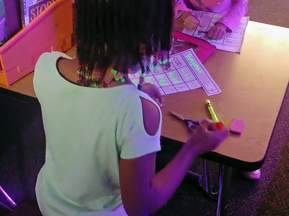 literacy_lounge's tweet photo. N is for neon. They had a blast. #kinderkhronicles #abccountdown #everychildeveryday @HumbleISD_OE https://t.co/ECV7nHfu43