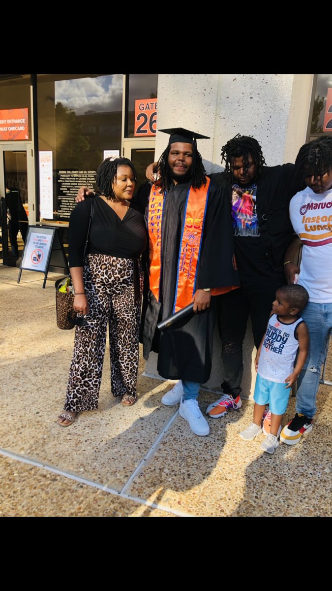 Joewall97's tweet image. Big degree shawty 🥶🥶 #family #blessed