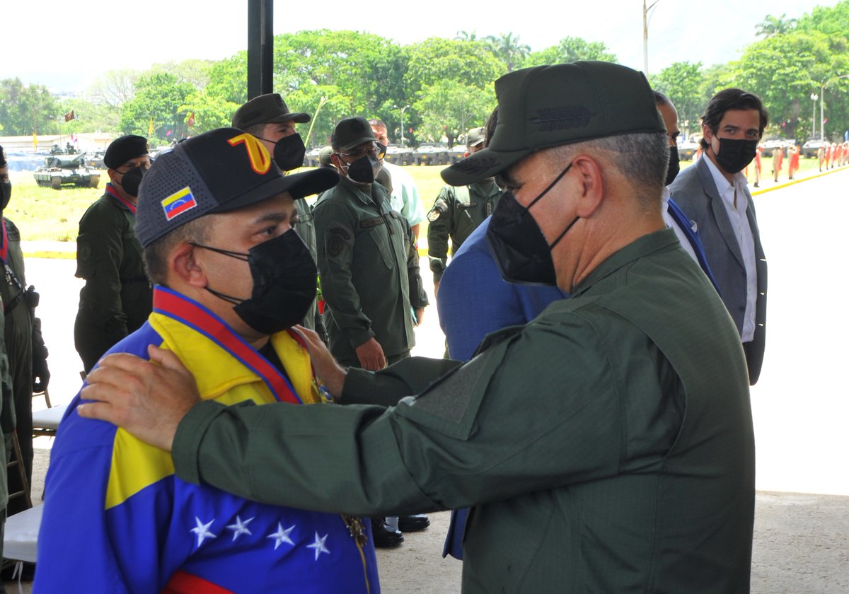 ejercito_ve's tweet photo. 📢 #Importante || Bajo la consigna: ¡Yo también tengo mi tanque! y gracias a la recuperación de sus vehículos blindados, fueron condecorados con la Orden Cruz del Ejército Bolivariano, personal militar y no militar de nuestra gloriosa FANB. https://t.co/ORqK3KQLes