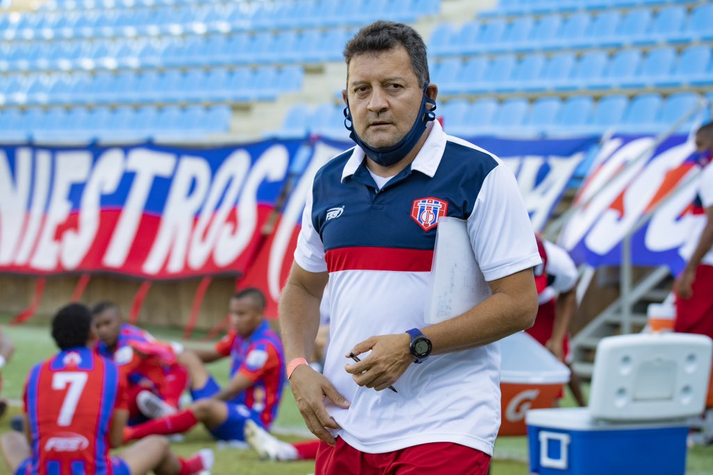 UnionMagdalena's tweet photo. ⚽️ | Hoy, en el día Internacional del Entrenador de Fútbol, ponderamos el trabajo, el liderazgo y la tenacidad con la cuál ejercen su profesión nuestros profesores.

A ellos, en su día, extendemos una calurosa felicitación y reconocimiento a su profesionalismo ¡FELIZ DÍA! https://t.co/AE3O7xdIfH