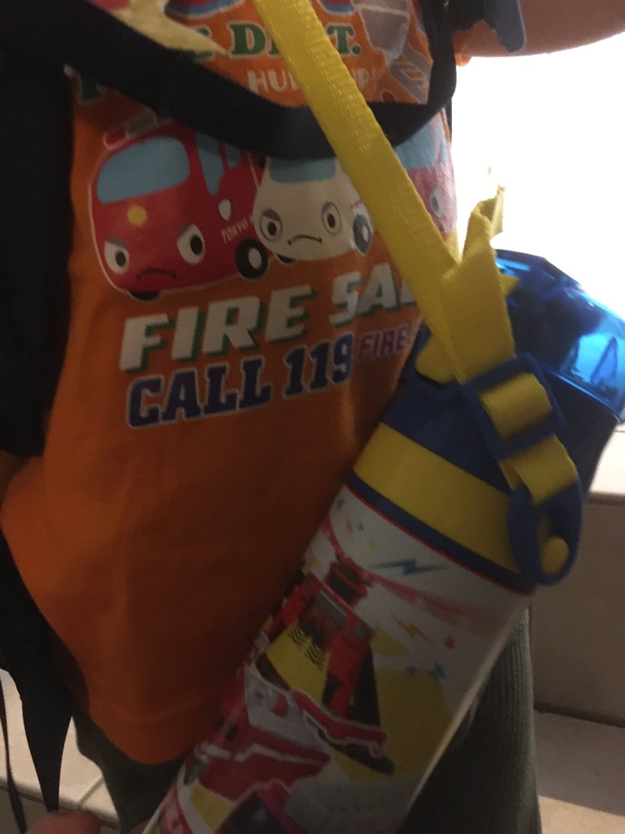 消防のTシャツに消防車の水筒。
小僧の保育園スタイル。
#3歳 #保育園 #登園 #消防 #小僧　#コーデ