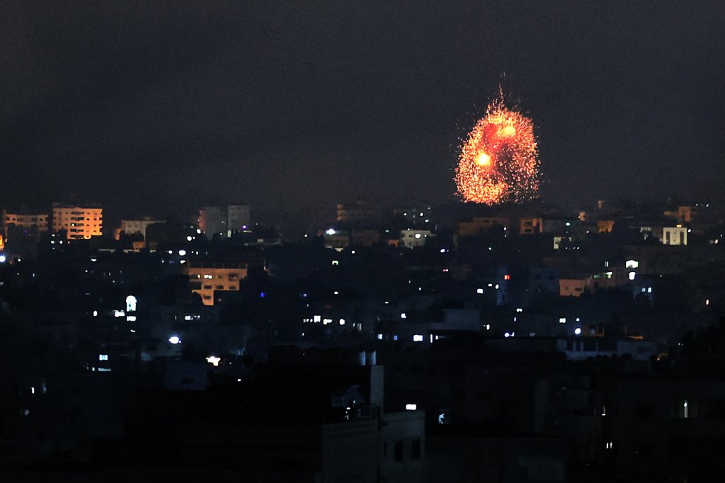 Brain_hOcker's tweet photo. Israel has begun a ground attack in gaza. 200 rockets were fired towards innocent people in less than 10 mins. People who supposedly should be enjoying eid are being bombed during their sleep. This is not war, this is genocide. This is brutality.
#GazzaUnderAttack https://t.co/AWZC85dGRB