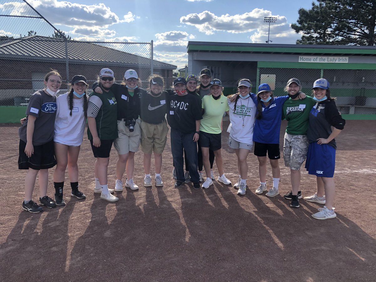 Last day of practice for Team 26 included a competitive game of kickball! Each team decided their own theme. Shout out to the dads who allowed these girls to raid their closets 😂 #teamdad #teamwhitelies love these girls! 💚🥎