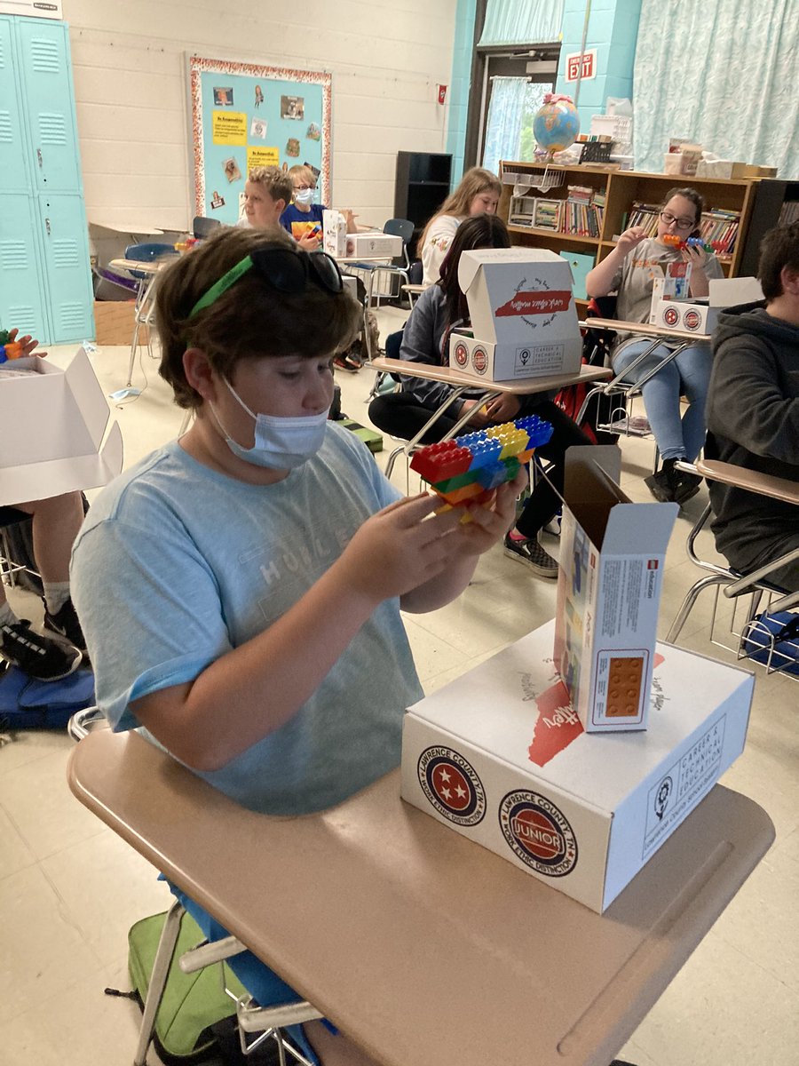 vutnerabIe's tweet photo. Work Ethic Distinction JUNIOR is rocking and rolling in the 5th grade classes throughout Lawrence County Schools! Checkout Leoma Elementary students learning about how important work ethics are! #LCSSDifferenceMakers https://t.co/PhlsP5qDHT