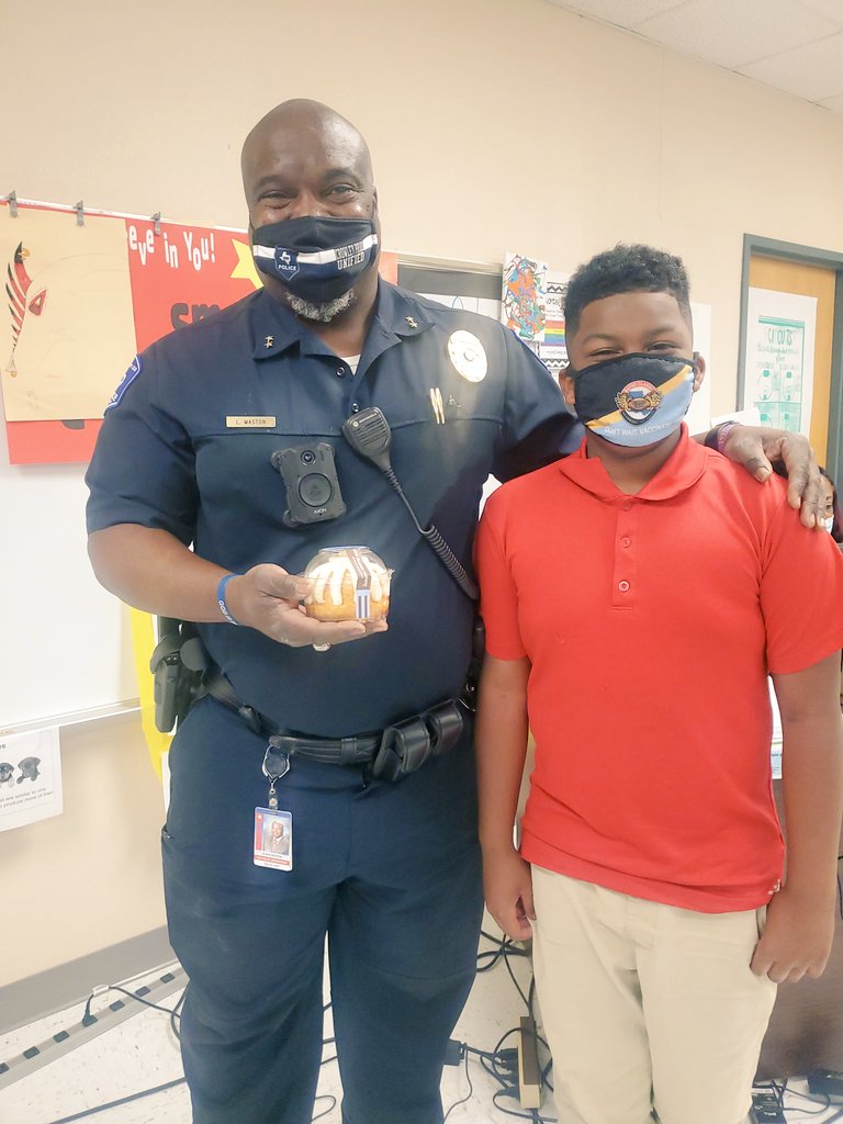 DeerCreekElem's tweet photo. Our own Chief supporting Deer Creek Dragons! #crowleypd https://t.co/ZSvVSjtxjf
