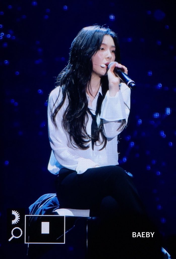 IreneBrasil_'s tweet photo. [📸] 13.05.21 | Ela de terninho é tudo, né? Bem Be Natural era 😰 #RedRoomInJapan

#IRENE #아이린 @RVsmtown #ReVeluv #RedVelvet #레드벨벳 

[Cr. Baeby329] https://t.co/FdqYPuw4UC