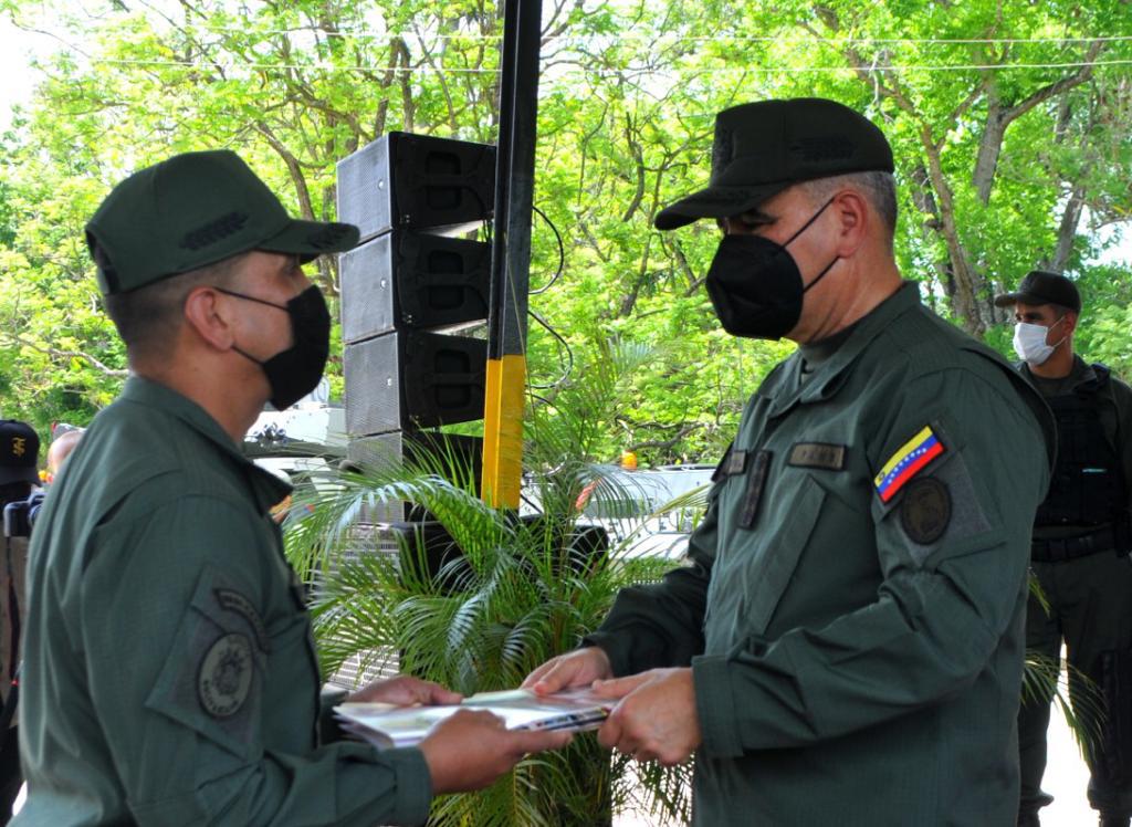 ejercito_ve's tweet photo. 📌 #DeInterés || Nuestro GJ @vladimirpadrino equipa y refuerza a nuestras diferentes unidades, de acuerdo a su tabla de organización y a su vez recompensa a los profesionales quienes han trabajado con amor por el desarrollo de una patria mejor.
#DiálogoPorLaPaz #Venezuela https://t.co/kLUXa4Mdfx
