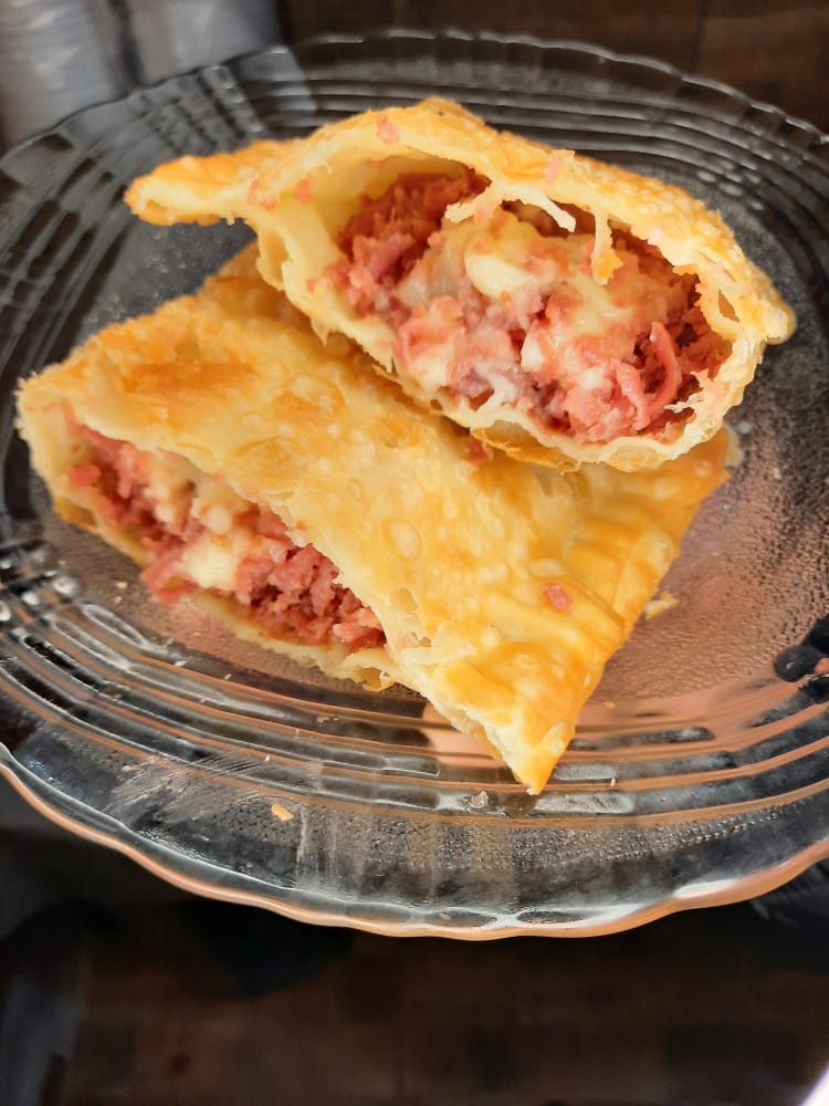 _hta30's tweet photo. Boa noite! minha mãe começou a vender Pastelão frito na hora por apenas 5$ 
Sabores: Carne, Frango, Queijo, Calabresa com Catupiry e Queijo e presunto entrego com uma pequena taxa! Quem puder dê RT p ajudar 😍🙌 https://t.co/oDFR21eDfg