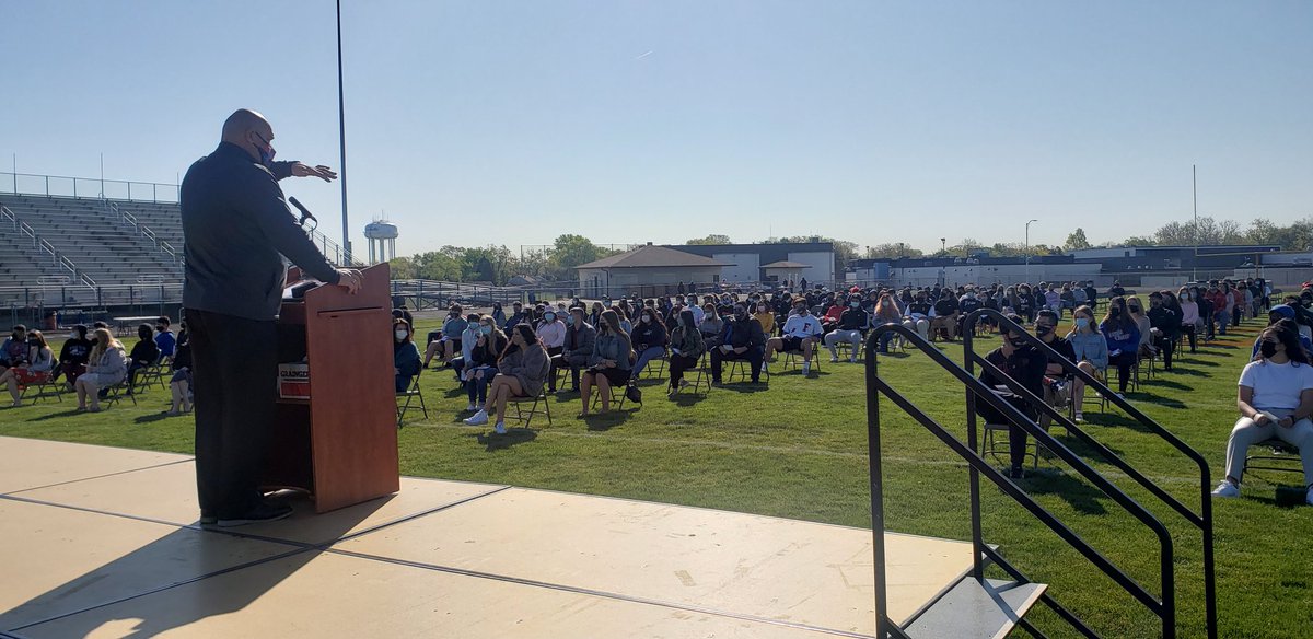 BrianCAgustin's tweet photo. FHS Bison preparing for their big day @FentonHS. #FentonPride #FHSBison #readysetgraduate https://t.co/ZKV8nl4ZHB