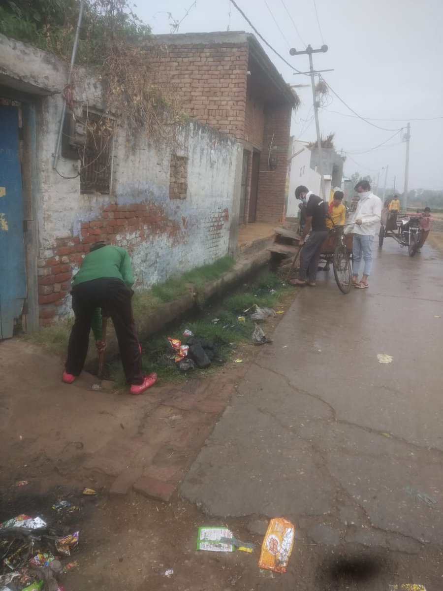 doprup_Bulandsh's tweet photo. जनपद बुलन्दशहर की विभिन्न ग्राम पंचायतों में सफाई कार्य, ब्लीचिंग पाउडर का छिड़काव वृहद स्तर पर कराया जा रहा है।
@dmbulandshahr @Bhupendraupbjp @CMOfficeUP @uppanchayatiraj https://t.co/2Q98qWpL24