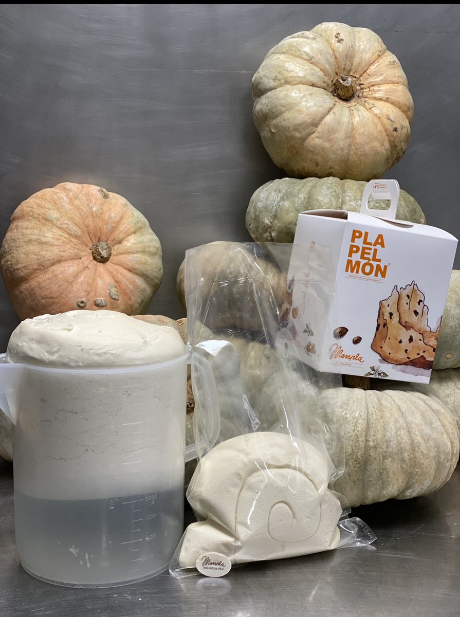 monpla_valencia's tweet photo. Calabaza 🎃, naranja 🍊 valenciana, aceite de oliva , almendra marcona , pipas de calabaza, masa madre de cultivo y mucha pasión ...así es nuestro famoso PLA PEL MON !!!#equipoprofesional #monpla #plapelmon 🔥🔥🔥 https://t.co/Y92nCW7ys1