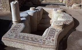 florentiafl's tweet photo. ΟΤΑΝ ΤΟ ΛΟΥΤΡΟ ΗΤΑΝ ΠΟΛΥΤΕΛΕΙΑ=Οι αρχαίοι Έλληνες καθάριζαν το σώμα τους &amp; είχαν λουτρά,έστω &amp; δημόσια.Την καλή συνήθεια διατήρησαν &amp; οι Ρωμαίοι.Αλλά από εκεί &amp; πέρα αιώνες απλυσιάς &amp; ακαθαρσίας κυριάρχησαν στην Ευρώπη.Γιατί?Μέρος Α΄:Ο συχνός καθαρισμός του σώματος μας φαίνεται🔽 https://t.co/z5X0bxMyCa