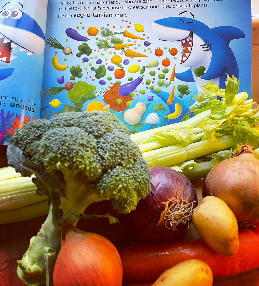 TheNigelMcGee's tweet photo. You are what you eat!🦈🍆🥗🥒🥦🥬🥕🫑🍅🧅
What are you doing today to eat more healthily?
Support #nationalvegetarianweek
#healthyeating
#vegetarian
#bitetheshark
#buybite
#childrensbooksaboutcourage
#newchildrensbook
#childrensbook
#newchildrensbook 
@nigelmcgeeauth https://t.co/YxCn4MZjfH