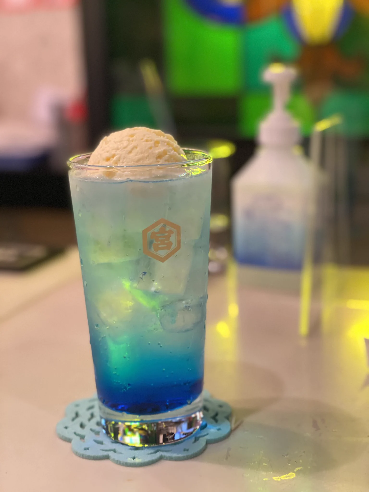 @chip_potekko ウチも金宮グラスでクリームソーダ出してます！その名も「夜のクリームソーダ」（ノンアル） 