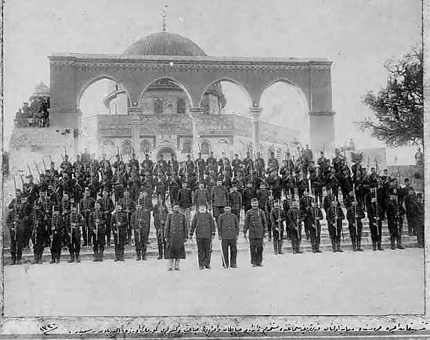 Araplar tarafından Filistin'den kovulmadan önce, 1904'te, Mescid-i Aksa'yı koruyan Türk Birliği.