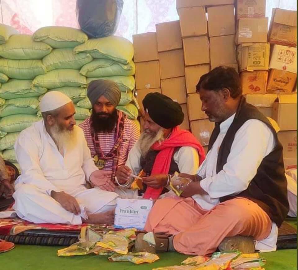 asidhu_'s tweet photo. ਕੋਈ ਨਾਵੈ ਤੀਰਥਿ ਕੋਈ ਹਜ ਜਾਇ ॥ ਕੋਈ ਕਰੈ ਪੂਜਾ ਕੋਈ ਸਿਰੁ ਨਿਵਾਇ ॥੨॥
Some bathe at pilgrimages, some go to Hajj. Some perform worship, some bow their heads.
#UnitedWeStand
#FarmersProtest https://t.co/m4WehQ78G4
