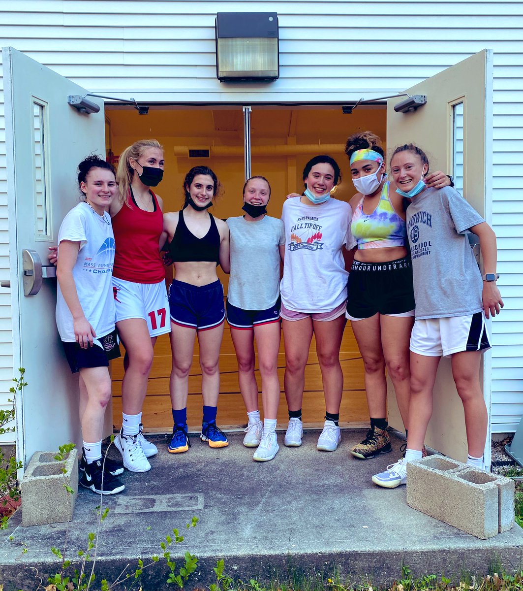 SwishCapeCod's tweet photo. 👍Awesome to have @CoachJCos of @Go_AnchorWBB on hand to view this week’s sessions! @mvelasquezz13 (Class of 2023; @MonomoySharks) participated in back-to-back sessions (perimeter &amp; interior) for the first time and our interior group had a ton of fun playing 3-on-3 to finish!💙🧡 https://t.co/lRiTfpbgJi